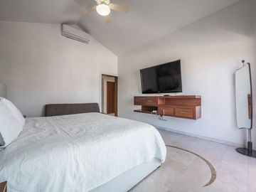 Casa Remodelada con Vista al Campo de Golf en Marina Vallarta - Remodeled Golf Course View Home in Marina Vallarta – Pool with Jacuzzi & Solar Panels