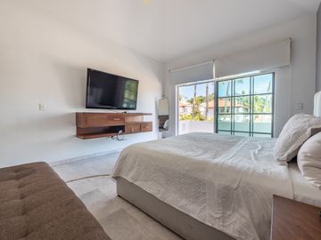 Casa Remodelada con Vista al Campo de Golf en Marina Vallarta - Remodeled Golf Course View Home in Marina Vallarta – Pool with Jacuzzi & Solar Panels