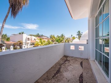 Casa Remodelada con Vista al Campo de Golf en Marina Vallarta - Remodeled Golf Course View Home in Marina Vallarta – Pool with Jacuzzi & Solar Panels