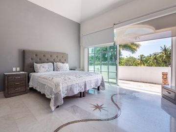 Casa Remodelada con Vista al Campo de Golf en Marina Vallarta - Remodeled Golf Course View Home in Marina Vallarta – Pool with Jacuzzi & Solar Panels