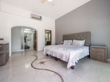 Casa Remodelada con Vista al Campo de Golf en Marina Vallarta - Remodeled Golf Course View Home in Marina Vallarta – Pool with Jacuzzi & Solar Panels