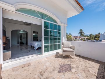 Casa Remodelada con Vista al Campo de Golf en Marina Vallarta - Remodeled Golf Course View Home in Marina Vallarta – Pool with Jacuzzi & Solar Panels