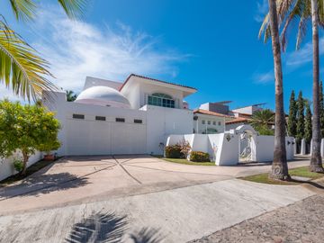 Casa Remodelada con Vista al Campo de Golf en Marina Vallarta - Remodeled Golf Course View Home in Marina Vallarta – Pool with Jacuzzi & Solar Panels