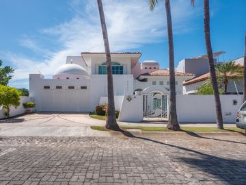 Casa Remodelada con Vista al Campo de Golf en Marina Vallarta - Remodeled Golf Course View Home in Marina Vallarta – Pool with Jacuzzi & Solar Panels