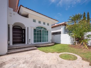 Casa Remodelada con Vista al Campo de Golf en Marina Vallarta - Remodeled Golf Course View Home in Marina Vallarta – Pool with Jacuzzi & Solar Panels