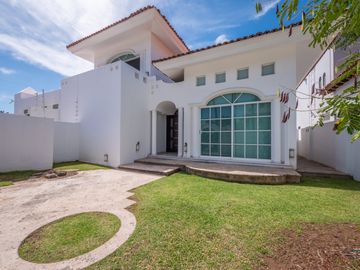 Casa Remodelada con Vista al Campo de Golf en Marina Vallarta - Remodeled Golf Course View Home in Marina Vallarta – Pool with Jacuzzi & Solar Panels