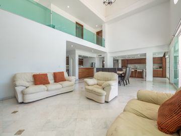 Casa Remodelada con Vista al Campo de Golf en Marina Vallarta - Remodeled Golf Course View Home in Marina Vallarta – Pool with Jacuzzi & Solar Panels