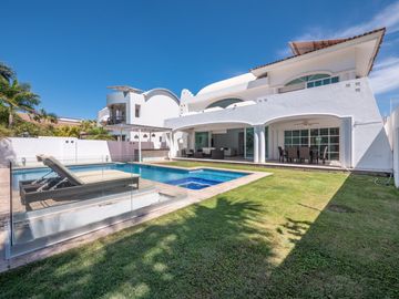 Casa Remodelada con Vista al Campo de Golf en Marina Vallarta - Remodeled Golf Course View Home in Marina Vallarta – Pool with Jacuzzi & Solar Panels