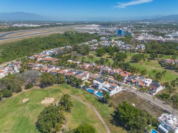 Casa Remodelada con Vista al Campo de Golf en Marina Vallarta - Remodeled Golf Course View Home in Marina Vallarta – Pool with Jacuzzi & Solar Panels