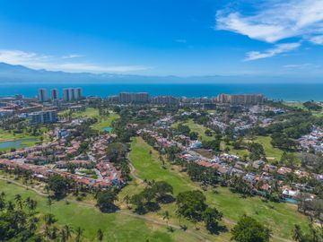 Casa Remodelada con Vista al Campo de Golf en Marina Vallarta - Remodeled Golf Course View Home in Marina Vallarta – Pool with Jacuzzi & Solar Panels
