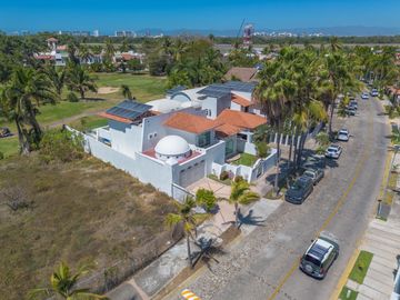 Casa Remodelada con Vista al Campo de Golf en Marina Vallarta - Remodeled Golf Course View Home in Marina Vallarta – Pool with Jacuzzi & Solar Panels