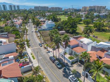 Casa Remodelada con Vista al Campo de Golf en Marina Vallarta - Remodeled Golf Course View Home in Marina Vallarta – Pool with Jacuzzi & Solar Panels