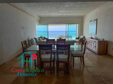 Frente al mar. En exclusivo departamento con terraza panorámica y acceso directo a la playa