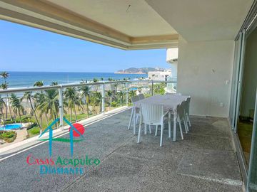Frente al mar. En exclusivo departamento con terraza panorámica y acceso directo a la playa
