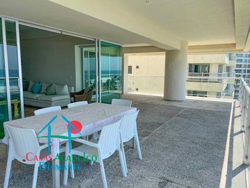 Frente al mar. En exclusivo departamento con terraza panorámica y acceso directo a la playa