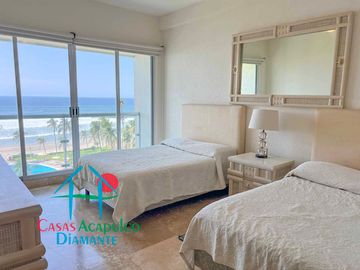 Frente al mar. En exclusivo departamento con terraza panorámica y acceso directo a la playa