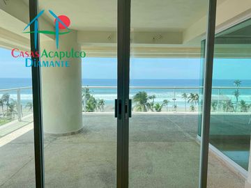 Frente al mar. En exclusivo departamento con terraza panorámica y acceso directo a la playa