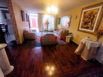 Exclusiva Casa De 3 Pisos En Venta - Urb. Santa Leonor, Chorrillos