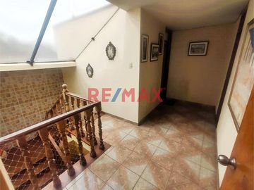 Exclusiva Casa De 3 Pisos En Venta - Urb. Santa Leonor, Chorrillos