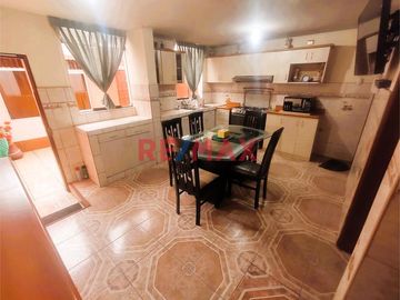 Exclusiva Casa De 3 Pisos En Venta - Urb. Santa Leonor, Chorrillos