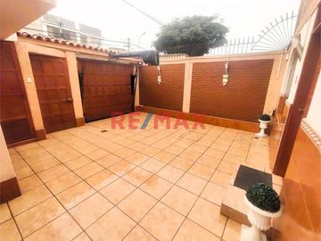 Exclusiva Casa De 3 Pisos En Venta - Urb. Santa Leonor, Chorrillos