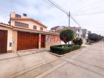 Exclusiva Casa De 3 Pisos En Venta - Urb. Santa Leonor, Chorrillos