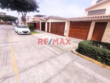 Exclusiva Casa De 3 Pisos En Venta - Urb. Santa Leonor, Chorrillos