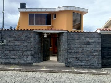 Rento amplia casa en urbanización, sector El Colibrí
