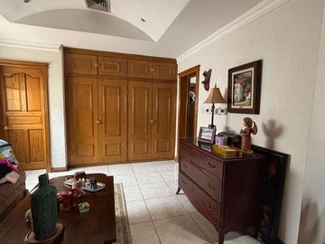 EXCELENTE RESIDENCIA EN VENTA DENTRO DEL CLUB CAMPESTRE CON ALBERCA