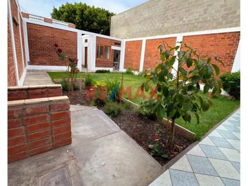 Casa En Venta Urb Las Brisas, Chorrillos, 04 Dorm, 2 Pisos, Amplio Jardin, Cochera 02