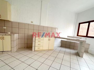 Casa En Venta Urb Las Brisas, Chorrillos, 04 Dorm, 2 Pisos, Amplio Jardin, Cochera 02