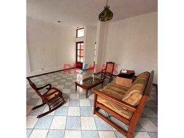 Casa En Venta Urb Las Brisas, Chorrillos, 04 Dorm, 2 Pisos, Amplio Jardin, Cochera 02