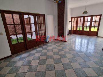 Casa En Venta Urb Las Brisas, Chorrillos, 04 Dorm, 2 Pisos, Amplio Jardin, Cochera 02