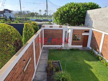Casa En Venta Urb Las Brisas, Chorrillos, 04 Dorm, 2 Pisos, Amplio Jardin, Cochera 02