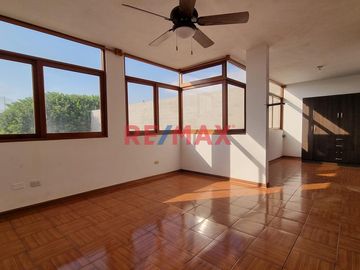 Casa En Venta Urb Las Brisas, Chorrillos, 04 Dorm, 2 Pisos, Amplio Jardin, Cochera 02