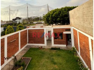 Casa En Venta Urb Las Brisas, Chorrillos, 04 Dorm, 2 Pisos, Amplio Jardin, Cochera 02