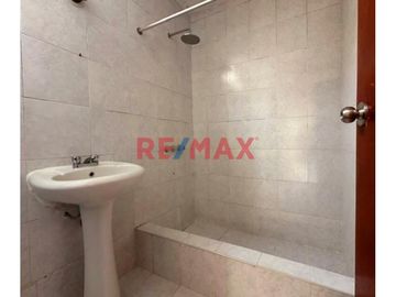 Casa En Venta Urb Las Brisas, Chorrillos, 04 Dorm, 2 Pisos, Amplio Jardin, Cochera 02
