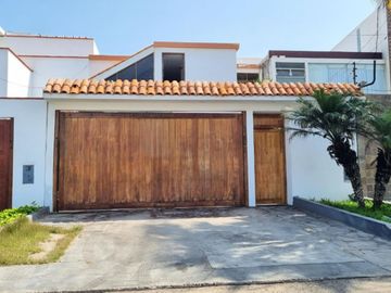 Casa En Venta Urb Las Brisas, Chorrillos, 04 Dorm, 2 Pisos, Amplio Jardin, Cochera 02
