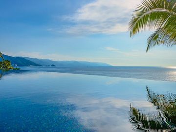 Villa de lujo frente al mar en Conchas Chinas, Puerto Vallarta | 6 recámaras, alberca privada, vistas espectaculares
