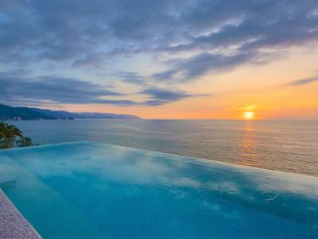 Villa de lujo frente al mar en Conchas Chinas, Puerto Vallarta | 6 recámaras, alberca privada, vistas espectaculares