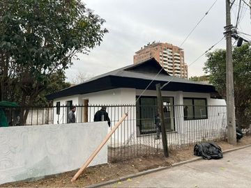 En venta casa remodelada un piso frente a gran plaza a pasos de Colón. Las Condes.