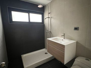 En venta casa remodelada un piso frente a gran plaza a pasos de Colón. Las Condes.