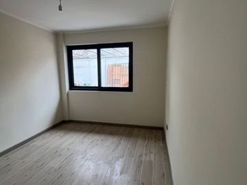 En venta casa remodelada un piso frente a gran plaza a pasos de Colón. Las Condes.