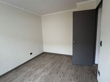 En venta casa remodelada un piso frente a gran plaza a pasos de Colón. Las Condes.