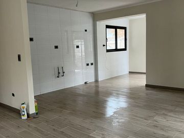 En venta casa remodelada un piso frente a gran plaza a pasos de Colón. Las Condes.