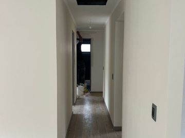 En venta casa remodelada un piso frente a gran plaza a pasos de Colón. Las Condes.