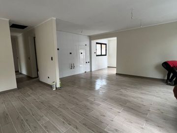 En venta casa remodelada un piso frente a gran plaza a pasos de Colón. Las Condes.