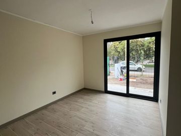 En venta casa remodelada un piso frente a gran plaza a pasos de Colón. Las Condes.