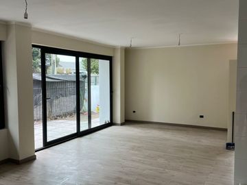 En venta casa remodelada un piso frente a gran plaza a pasos de Colón. Las Condes.