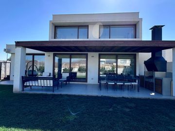 Sin Comision! Casa Brisas Norte De Chicureo/colegio Highland